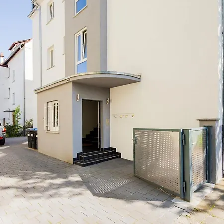 Apartment Secondhome Stuttgart: Modern Near Esslingen's Historic Center