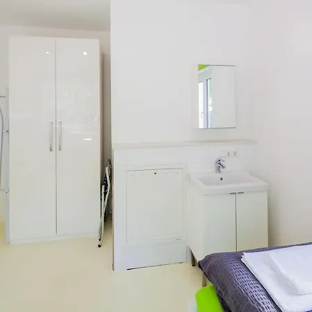 Secondhome Stuttgart: Modern Near Esslingen's Historic Center Apartment